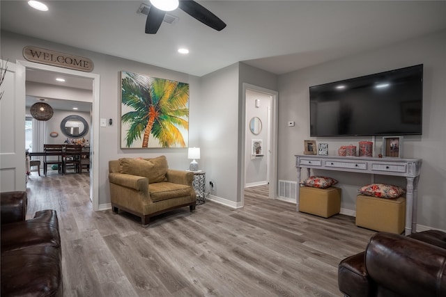 1306 S Oak Cliff Blvd, Dallas, TX 75208 - living room featuring ceiling fan, wood finished floors, baseboards, and recessed lighting