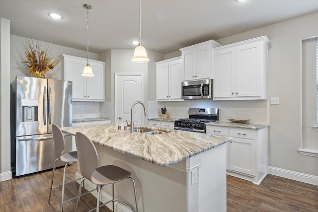 612 Redwood Dr, Greenville, TX 75402 - kitchen featuring stainless steel appliances, a sink, dark wood-style flooring, baseboards, and recessed lighting