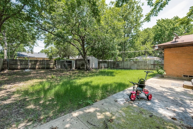 7719 Seydel St, Dallas, TX 75217 - fenced backyard featuring a patio area