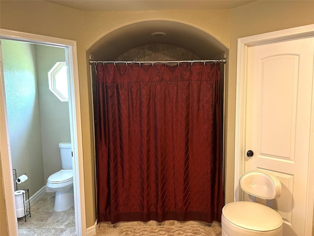2663 Rodeo Dr, Quinlan, TX 75474 - full bathroom featuring toilet and curtained shower