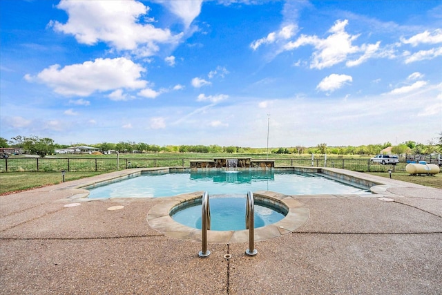 815 N Spikes Rd, Corsicana, TX 75110 - view of swimming pool featuring an in-ground hot tub