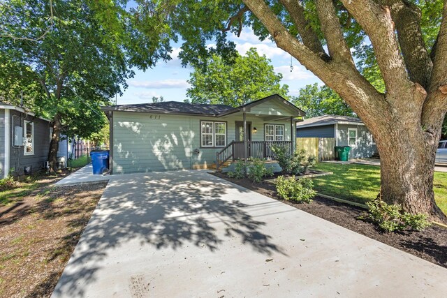611 S Magnolia St, Pottsboro, TX 75076 - ranch-style home featuring a porch