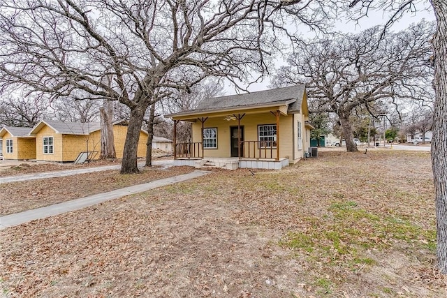 802 S Rusk St, Weatherford, TX 76086 - bungalow-style home featuring covered porch, central air condition unit, and roof with shingles
