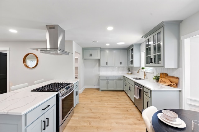 6713 Genoa Rd, Fort Worth, TX 76116 - kitchen with stainless steel appliances, exhaust hood, a sink, gray cabinets, and recessed lighting