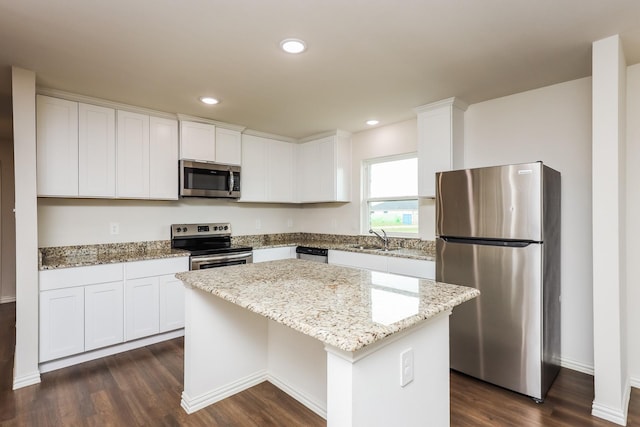 819 S Sutton St, Mabank, TX 75147 - kitchen with stainless steel appliances, a sink, a center island, dark wood-style floors, and recessed lighting