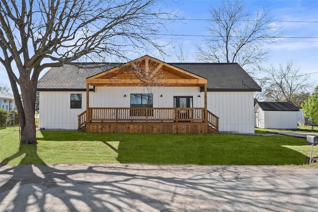 209 N Broad St, Saint Jo, TX 76265 - modern farmhouse style home featuring roof with shingles, a front lawn, and a deck