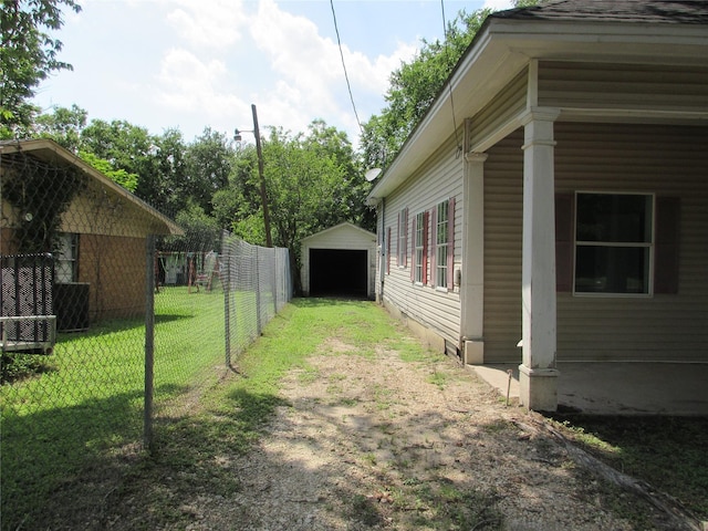 1203 Sewanee Dr, Marlin, TX 76661 - view of yard featuring dirt driveway, a garage, and an outbuilding