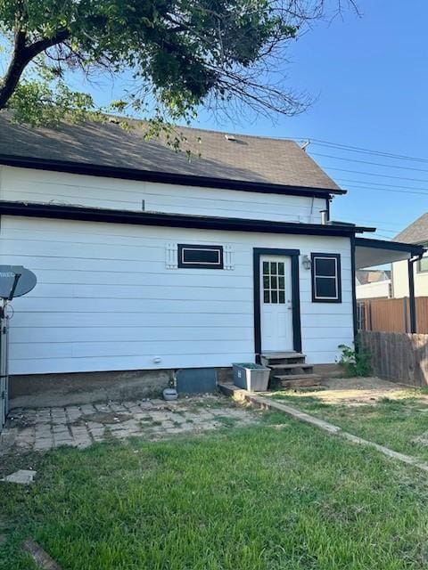 300 E Shoemaker St, Decatur, TX 76234 - rear view of property with entry steps and a shingled roof