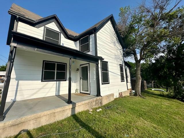 300 E Shoemaker St, Decatur, TX 76234 - view of front facade featuring covered porch and a front lawn