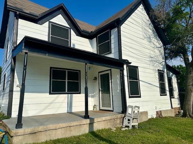 300 E Shoemaker St, Decatur, TX 76234 - back of property with covered porch and a lawn