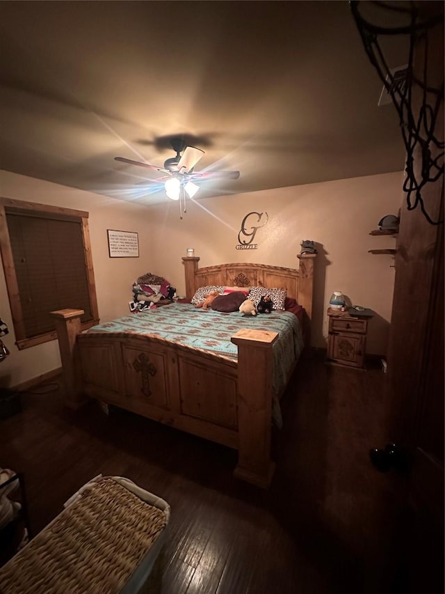 285 NE 5th St, Bogata, TX 75417 - bedroom featuring dark wood finished floors and a ceiling fan