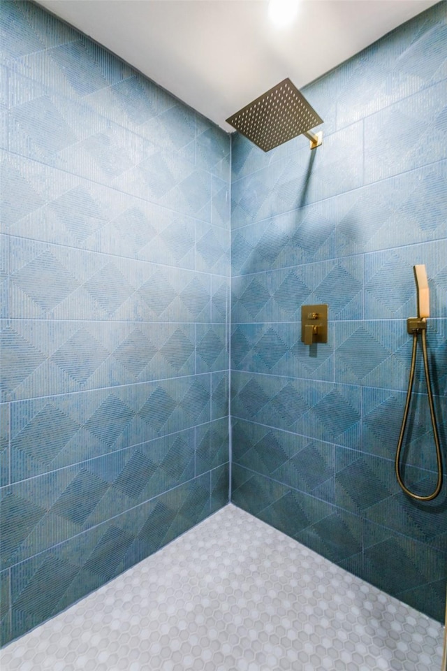 130 Holland Dr, Denison, TX 75020 - bathroom with a tile shower