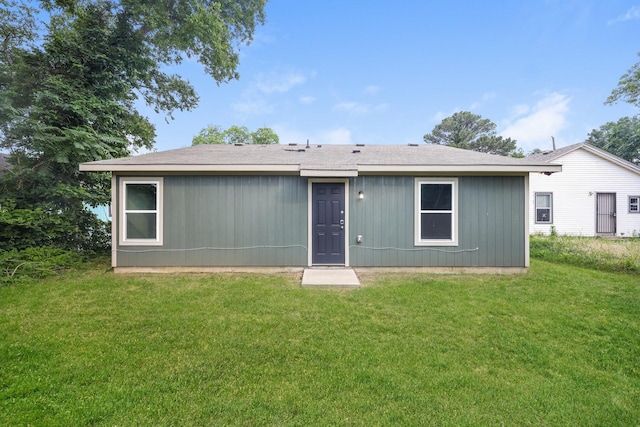 2829 Oakdale St, Dallas, TX 75215 - rear view of property with a lawn