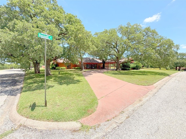 905 Bennett Dr, Bowie, TX 76230 - view of front facade featuring a front lawn and driveway