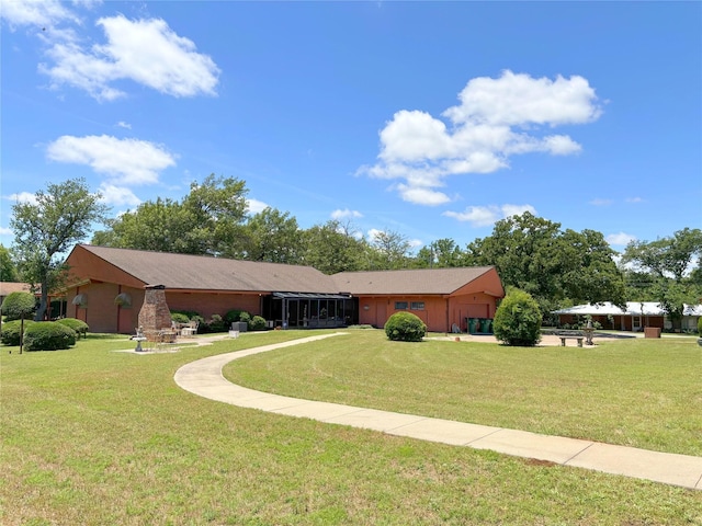 905 Bennett Dr, Bowie, TX 76230 - ranch-style home featuring an attached garage and a front lawn