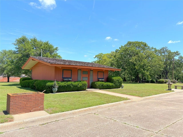 905 Bennett Dr, Bowie, TX 76230 - view of front of property featuring a front lawn