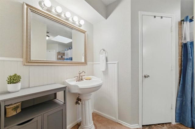 6701 Ridgetop Rd, North Richland Hills, TX 76182 - full bath with a wainscoted wall