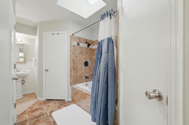 6701 Ridgetop Rd, North Richland Hills, TX 76182 - full bathroom with a skylight and tiled shower / bath combo