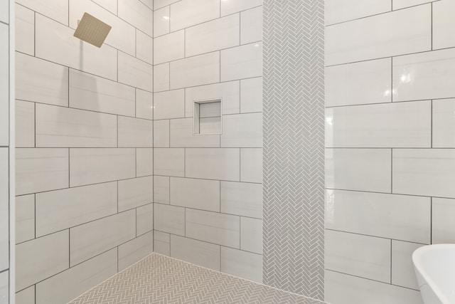 840 Northwood Rd, Fort Worth, TX 76107 - full bath featuring a soaking tub and tiled shower