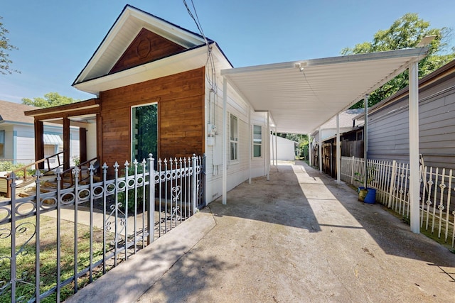 712 W 8th St, Dallas, TX 75208 - view of front of property featuring driveway and a carport