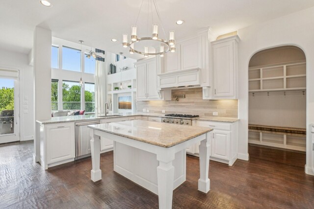 4534 Whispering Lake Dr, Frisco, TX 75036 - kitchen featuring stainless steel gas stovetop, ceiling fan, a sink, recessed lighting, and white cabinetry