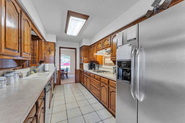227 Meadowlark Ln, Duncanville, TX 75137 - kitchen featuring stainless steel appliances, a sink, tasteful backsplash, and light countertops
