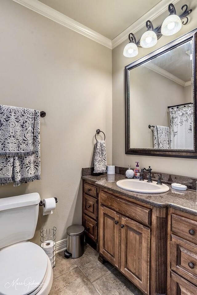 1010 Toledano Cir, Shreveport, LA 71106 - full bathroom featuring vanity, toilet, baseboards, and ornamental molding