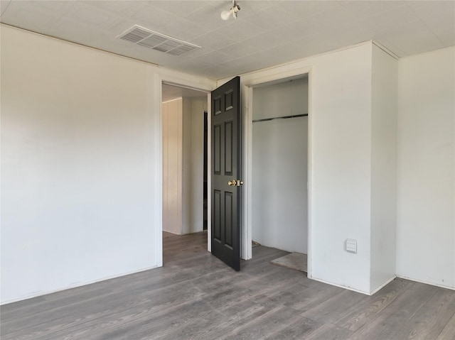 927 London St, Vernon, TX 76384 - unfurnished bedroom with wood finished floors and a closet