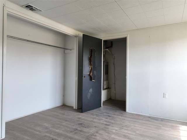 927 London St, Vernon, TX 76384 - unfurnished bedroom with wood finished floors and a closet