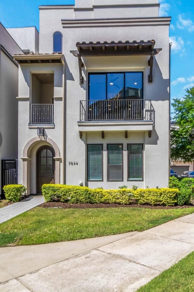 7844 Secluded Ave, Plano, TX 75024 - mediterranean / spanish house featuring a balcony and a front yard