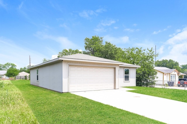 2515 Lyle Ave, Waco, TX 76708 - ranch-style house with a detached garage