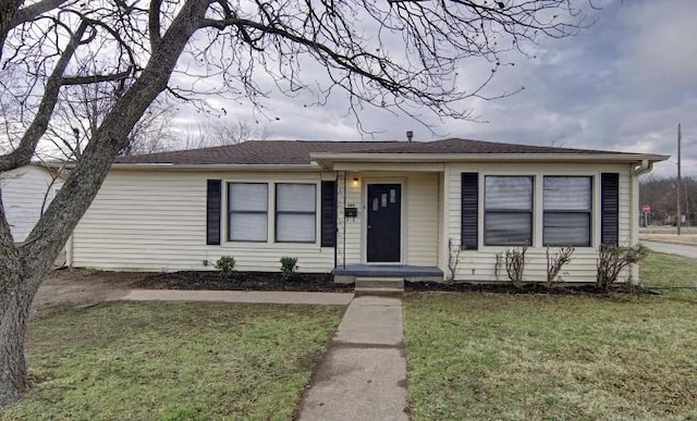 800 SE 16th St, Mineral Wells, TX 76067 - view of front of home featuring a front yard and roof with shingles