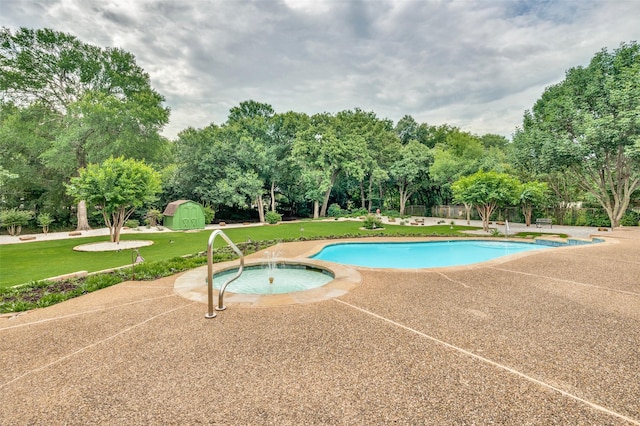 1345 Meadow Gln, Southlake, TX 76092 - swimming pool featuring a lawn, an in-ground hot tub, and view of wooded area