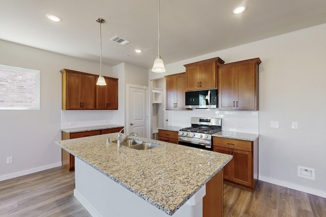 1812 Summer Aura, Mesquite, TX 75181 - kitchen featuring stainless steel appliances, a sink, baseboards, wood finished floors, and recessed lighting