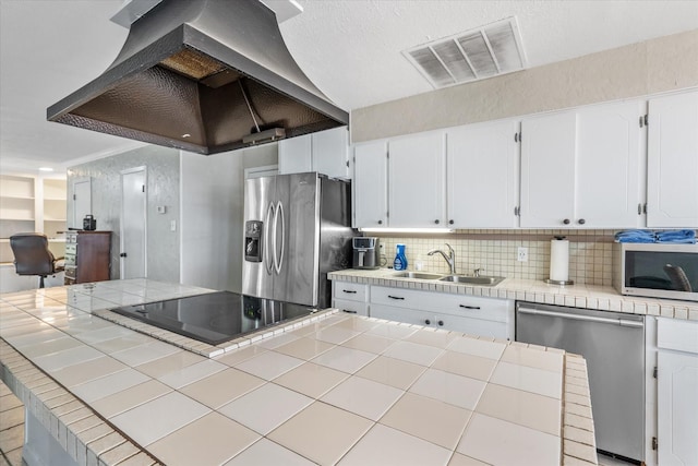 107 Oak Acres Dr W, Malakoff, TX 75148 - kitchen with extractor fan, a sink, appliances with stainless steel finishes, tile counters, and backsplash