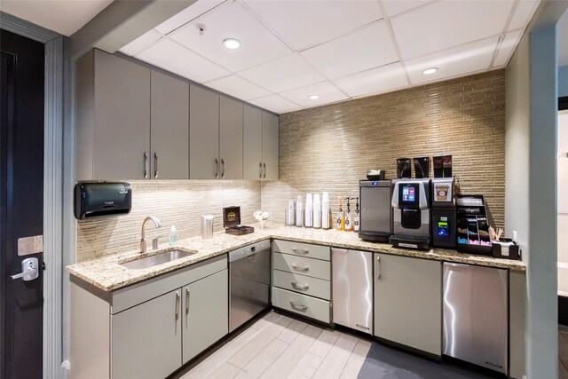 330 Las Colinas Blvd E Unit 920, Irving, TX 75039 - kitchen featuring dishwasher, a sink, a drop ceiling, fridge, and decorative backsplash
