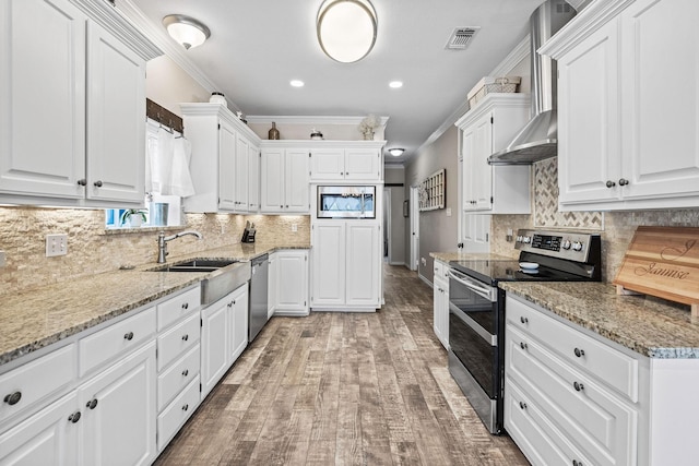 720 Aqua Vista Dr, Granbury, TX 76049 - kitchen with appliances with stainless steel finishes, a sink, white cabinets, light wood-type flooring, and backsplash