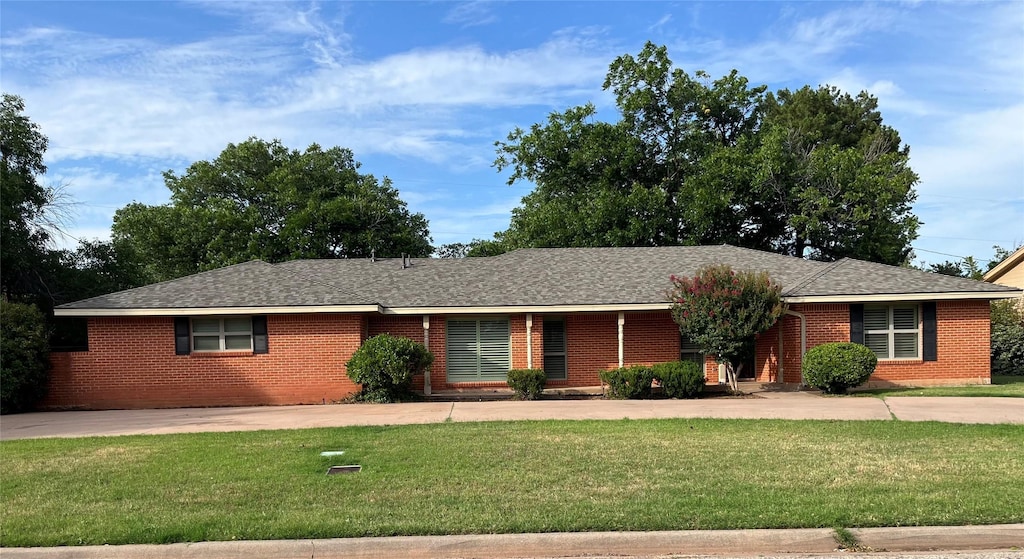 2002 River Oaks Cir, Abilene, TX 79605 - single story home with a front lawn and brick siding