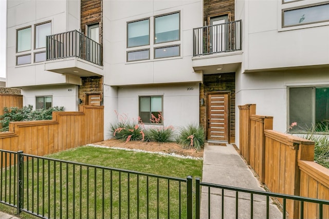 3816 Roseland Ave Unit C200, Dallas, TX 75204 - entrance to property featuring a balcony and stucco siding