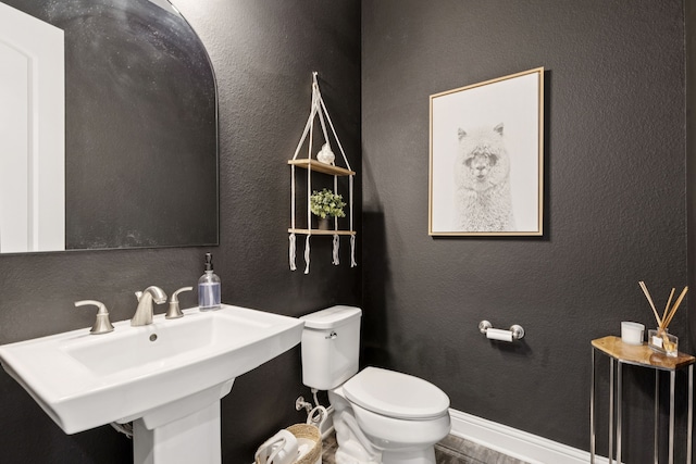 925 Glen Lake Dr, Southlake, TX 76092 - bathroom with a textured wall and wood finished floors