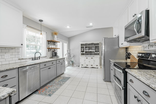 806 Twin View St, Heath, TX 75032 - kitchen with stainless steel appliances, a sink, gray cabinetry, decorative backsplash, and lofted ceiling