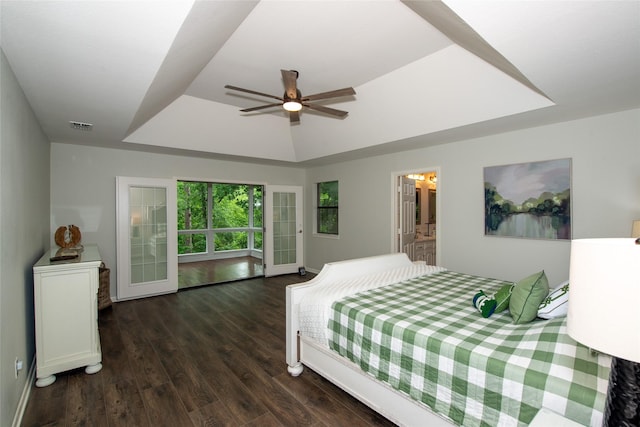 303 Llano Bnd, Holly Lake Ranch, TX 75765 - bedroom featuring a tray ceiling, wood finished floors, a ceiling fan, and ensuite bath