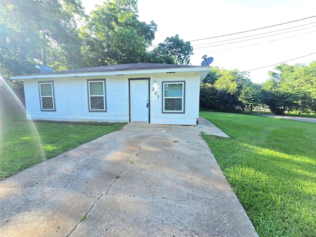 201 Paschal, Troup, TX 75789 - view of front facade featuring a front lawn
