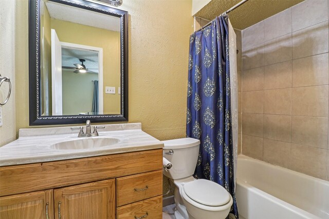 2622 Briar Hill Dr, Carrollton, TX 75007 - bathroom featuring a textured wall, toilet, vanity, shower / bath combo with shower curtain, and a ceiling fan