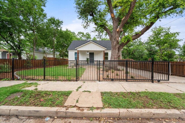 1111 N 11th St, Waco, TX 76707 - view of front of property featuring a gate