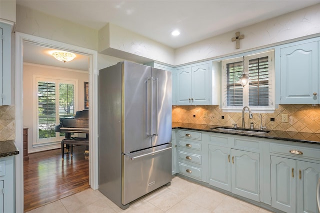 926 Chadwick Dr, Richardson, TX 75080 - kitchen featuring high quality fridge, a sink, decorative backsplash, light tile patterned floors, and crown molding