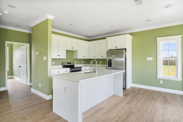 3231 Hillsdale Ave, Corsicana, TX 75110 - kitchen featuring a sink, stainless steel appliances, light wood-type flooring, light countertops, and baseboards