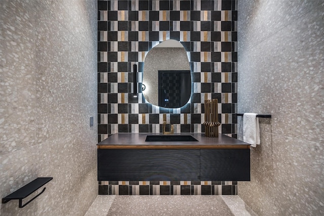 10846 Crooked Creek Ct, Dallas, TX 75229 - detailed view of tasteful backsplash and a sink