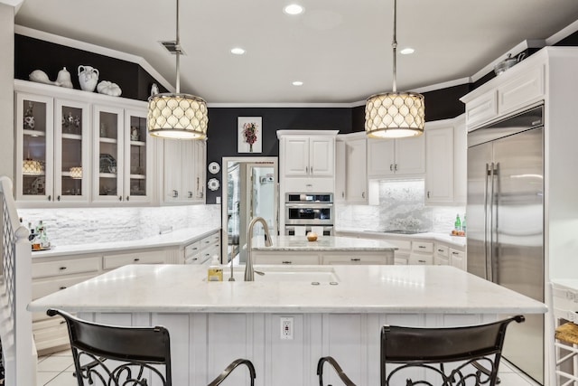 600 Loving Ct, Southlake, TX 76092 - kitchen featuring a center island with sink, white cabinetry, a sink, tasteful backsplash, and recessed lighting