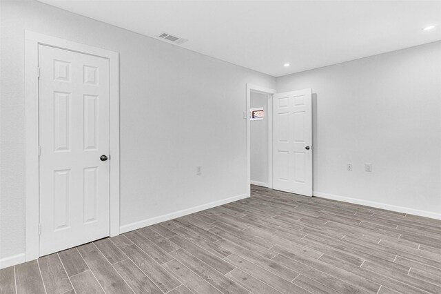 2735 Grafton Ave, Dallas, TX 75211 - unfurnished room featuring wood finished floors and recessed lighting